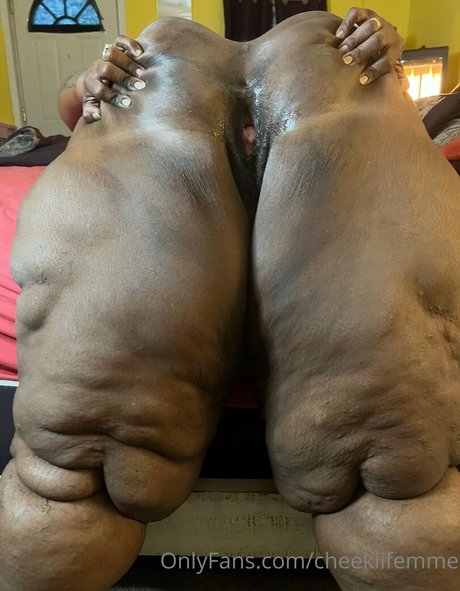 Nacktes geleaktes OnlyFans-Foto von Cheekiifemme