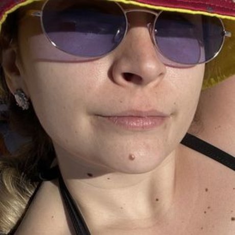 Nacktes geleaktes OnlyFans-Foto von Milfweeed