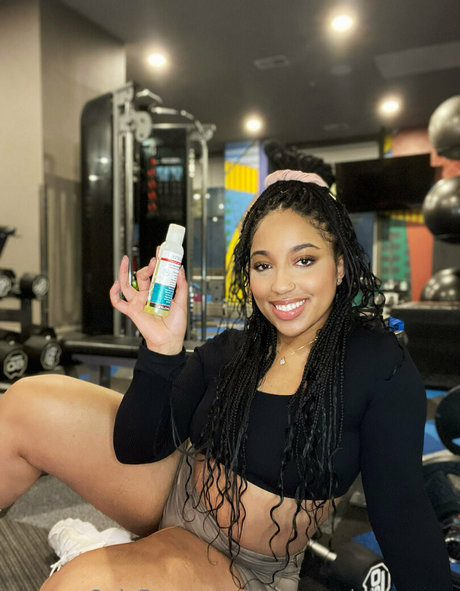 Nacktes geleaktes OnlyFans-Foto von Theremedybyreyna
