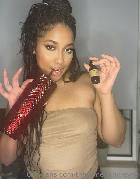 Nacktes geleaktes OnlyFans-Foto von Theremedybyreyna