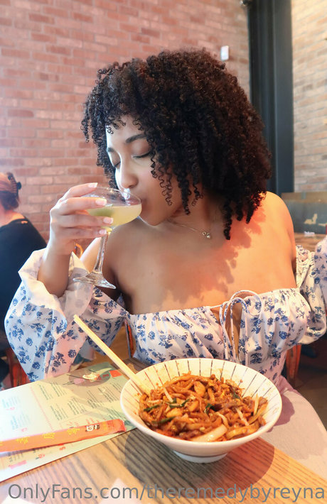 Nacktes geleaktes OnlyFans-Foto von Theremedybyreyna