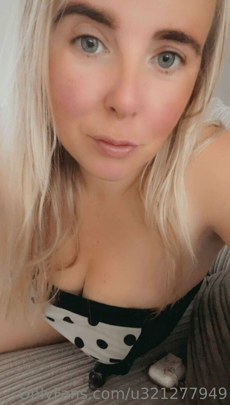 Nacktes geleaktes OnlyFans-Foto von Smilelaughshine