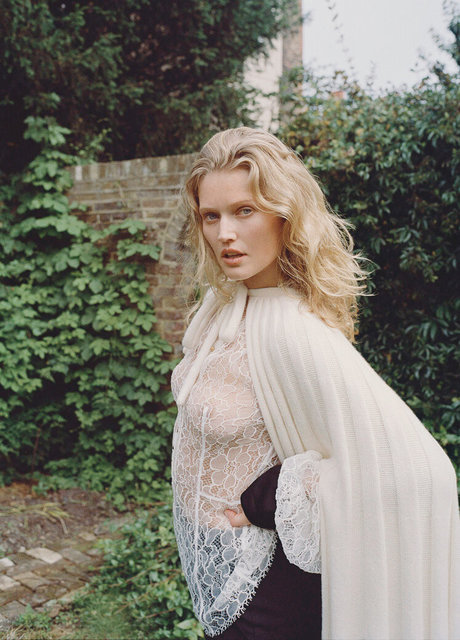 Nacktes geleaktes OnlyFans-Foto von Toni Garrn