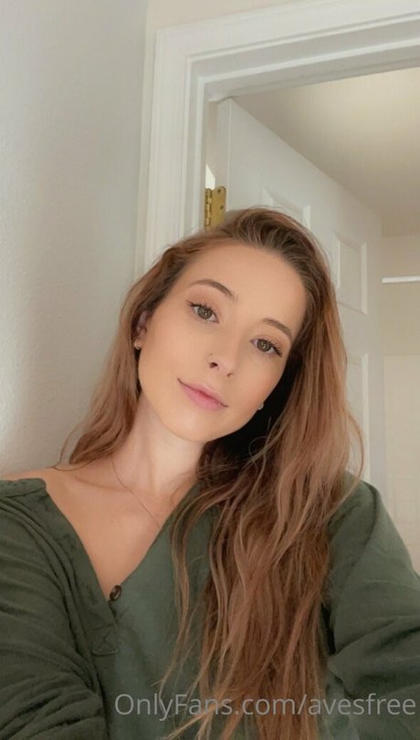 Nacktes geleaktes OnlyFans-Foto von Avesfree