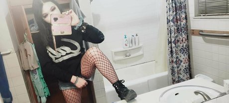 Nacktes geleaktes OnlyFans-Foto von Addiroll