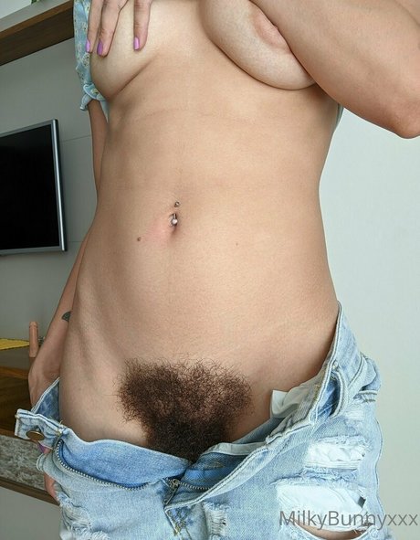 Nacktes geleaktes OnlyFans-Foto von Hairyangela