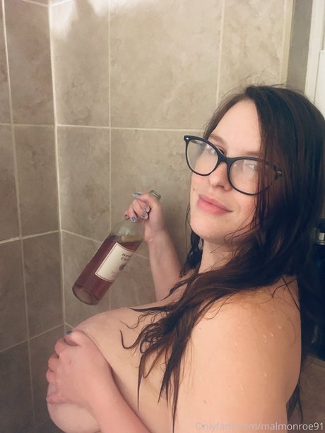 Nacktes geleaktes OnlyFans-Foto von Mal Monroe