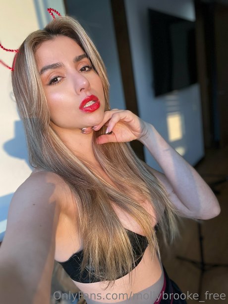 Nacktes geleaktes OnlyFans-Foto von Molly Brooke