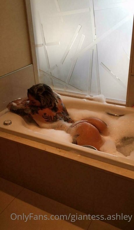 Nacktes geleaktes OnlyFans-Foto von Giantessashley
