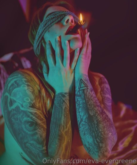 Nacktes geleaktes OnlyFans-Foto von Evaevergreene