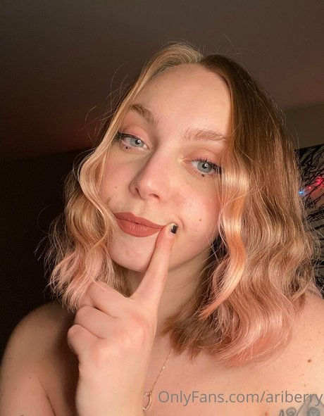 Nacktes geleaktes OnlyFans-Foto von Ariberry