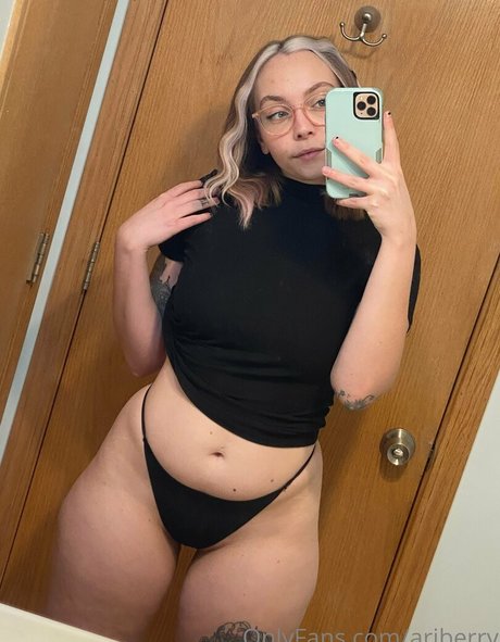 Nacktes geleaktes OnlyFans-Foto von Ariberry