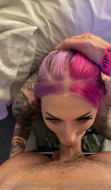 Nacktes geleaktes OnlyFans-Foto von Strawberrysquirtcake