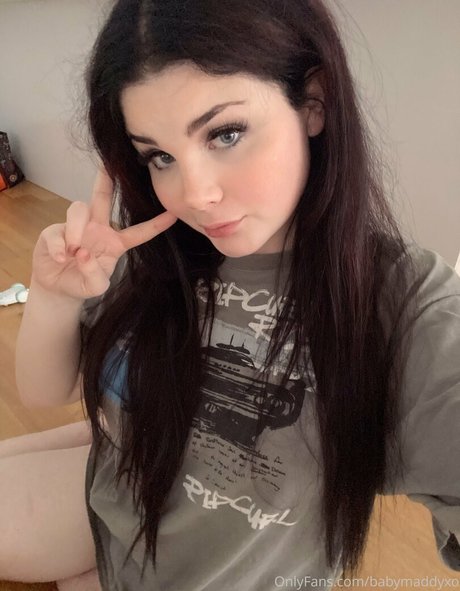 Nacktes geleaktes OnlyFans-Foto von Babymaddyxo