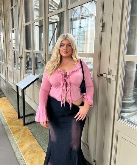 Nacktes geleaktes OnlyFans-Foto von Miss Honey Mia