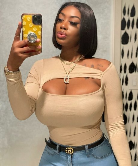 Nacktes geleaktes OnlyFans-Foto von Nonniebaby