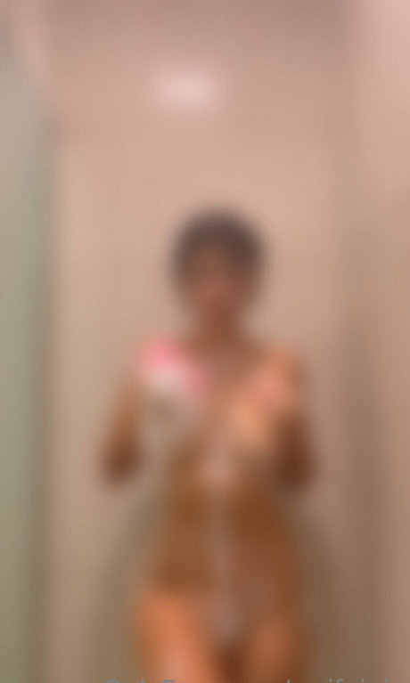 Nacktes geleaktes OnlyFans-Foto von Waifujuju