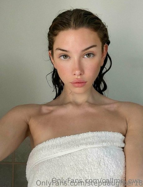 Nacktes geleaktes OnlyFans-Foto von Callmeeva