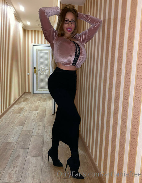 Nacktes geleaktes OnlyFans-Foto von Arttaniafree