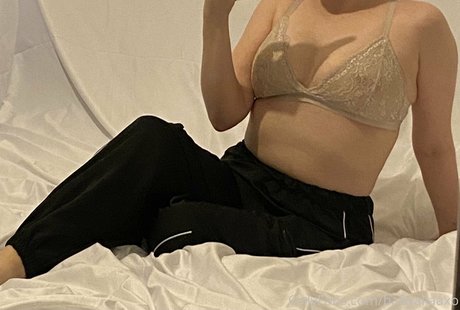 Nacktes geleaktes OnlyFans-Foto von Babyaliaaxo