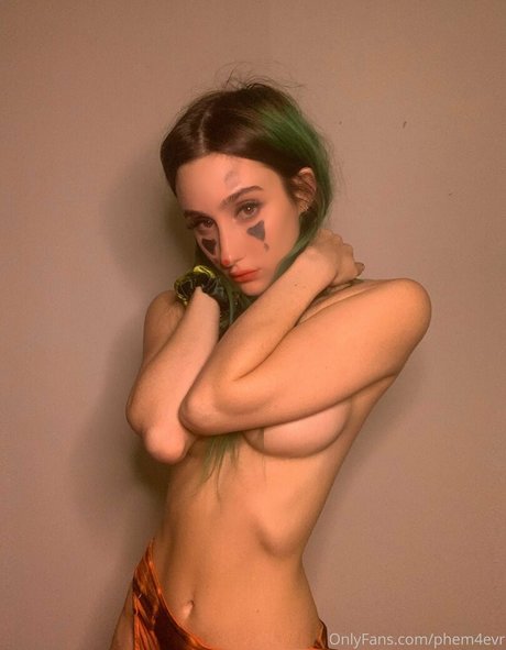 Nacktes geleaktes OnlyFans-Foto von Phem4evr