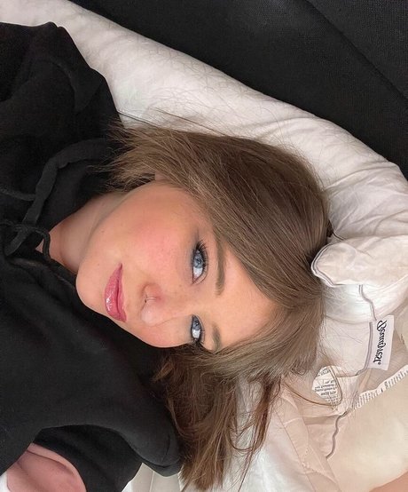 Nacktes geleaktes OnlyFans-Foto von Emaliehall