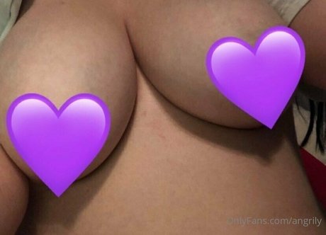 Nacktes geleaktes OnlyFans-Foto von Angrily